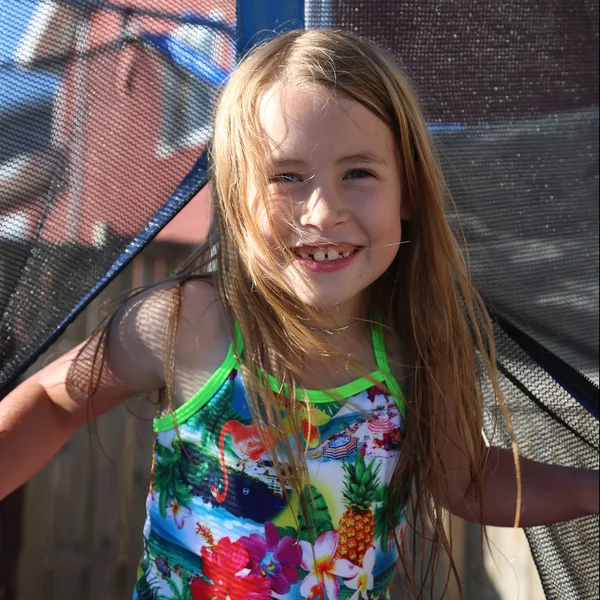 Ragazza che salta su un trampolino — Foto Stock