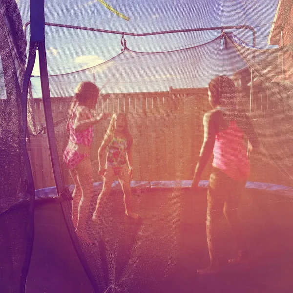 Девушки прыгают на батуте — стоковое фото