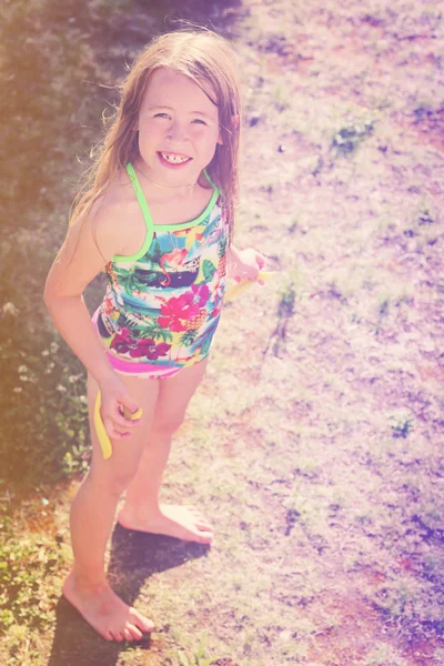 Mała dziewczynka stojący noutdoors — Zdjęcie stockowe