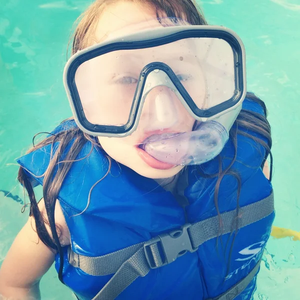 Liten flicka i Underwater mask — Stockfoto