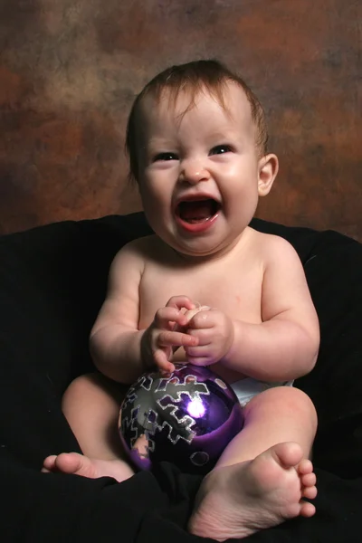 Bébé fille avec ampoule de Noël — Photo