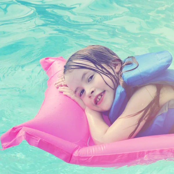 Petite fille natation — Photo