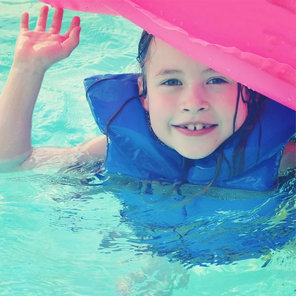 Little girl swimming — Stock Photo, Image