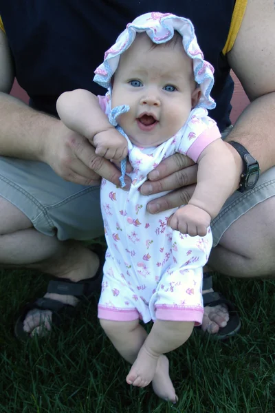 Otec drží malou holčičku — Stock fotografie