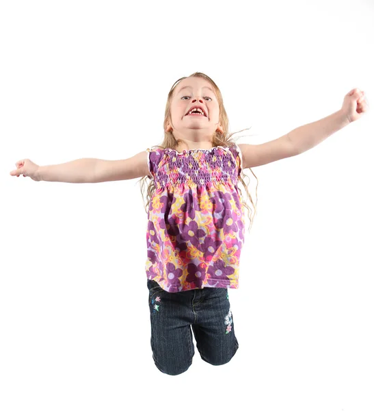 Boldog kislány, ugró a levegőbe — Stock Fotó