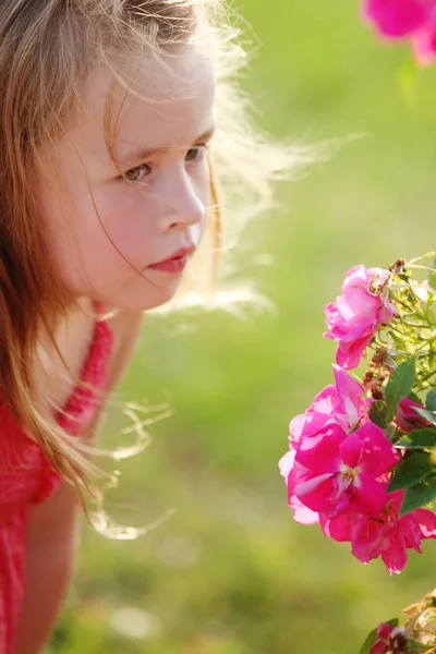 Ragazzina che annusa fiori — Foto Stock