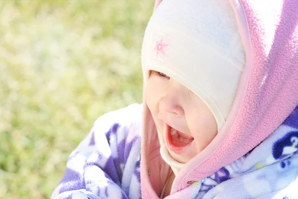 Petite fille en plein air — Photo