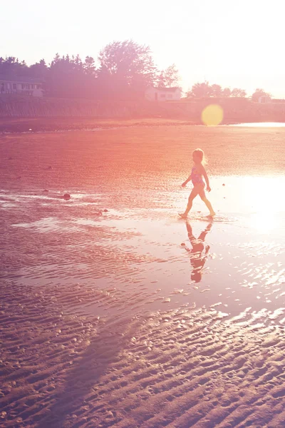 Chica caminando en charcos — Foto de Stock