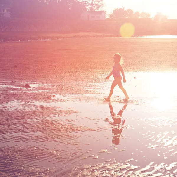 Kız su birikintileri üzerinde yürüyüş — Stok fotoğraf