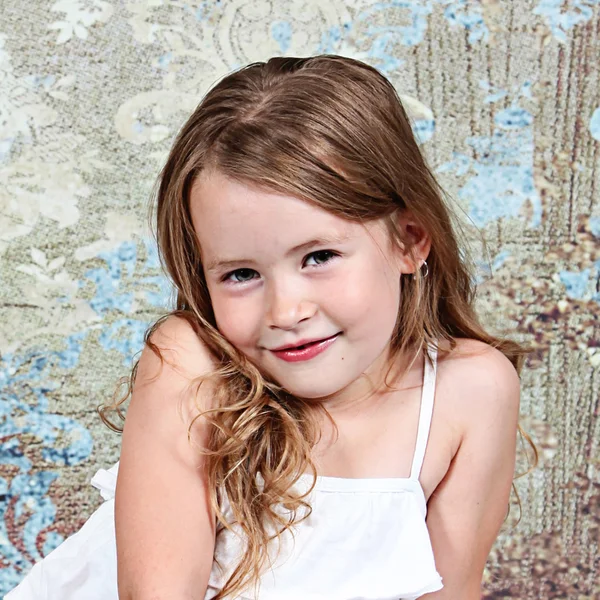 Kleines Mädchen posiert im Studio — Stockfoto
