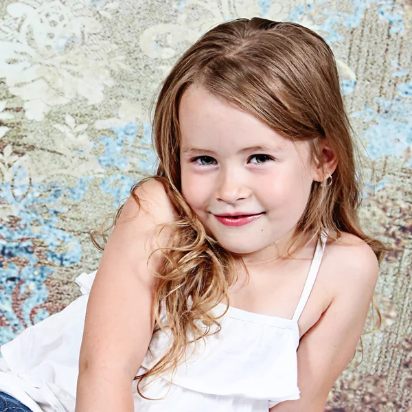 Bambina in posa in studio — Foto Stock