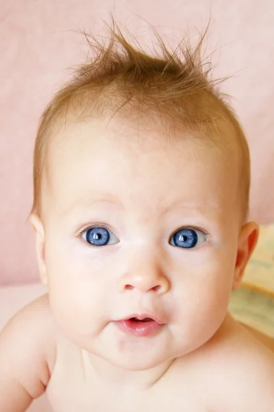 Bebé niña con el pelo atascado —  Fotos de Stock