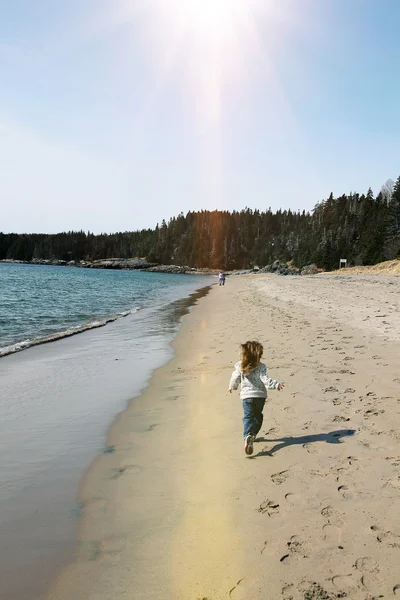 Niña corre en la playa — Foto de Stock