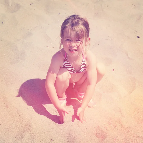 Menina em Areia na praia — Fotografia de Stock