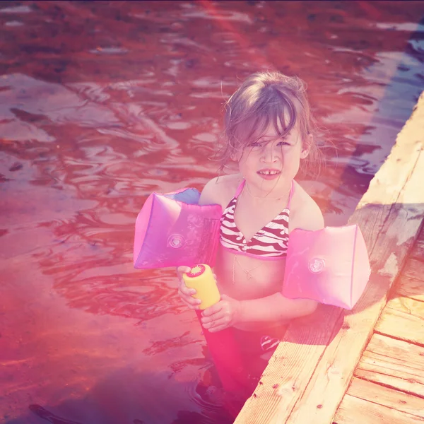 Маленькая девочка идет купаться — стоковое фото