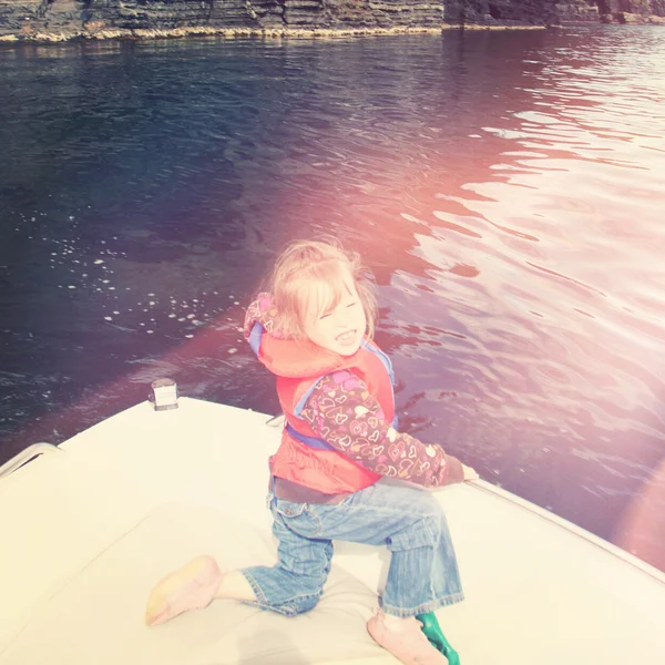 在船上的小女孩 — 图库照片