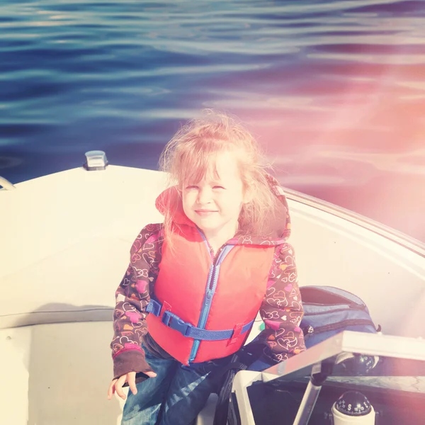 Menina no barco — Fotografia de Stock