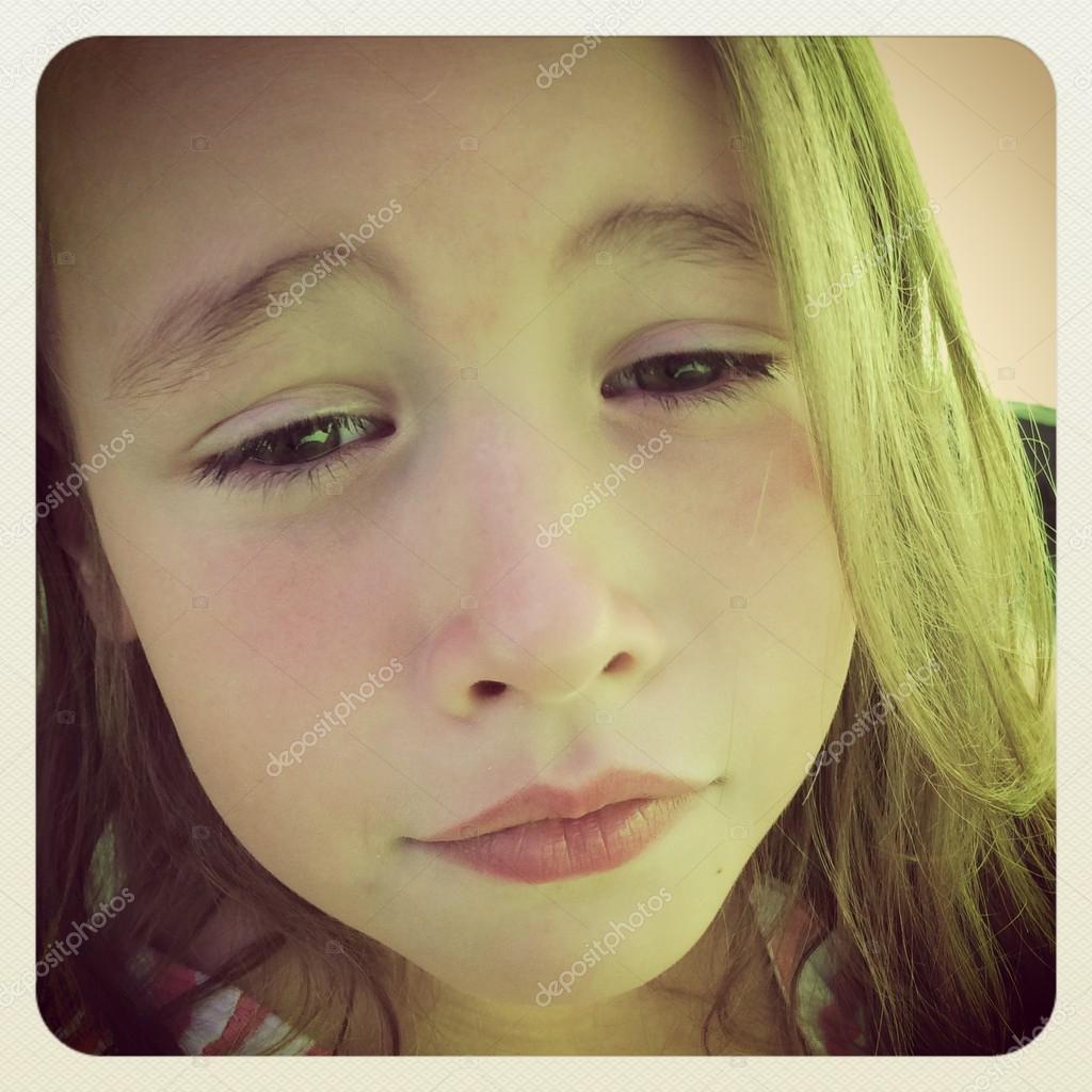 Triste petite fille image libre de droit par melking © 53114511