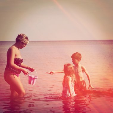 Anne ve çocuk Sahilde yürüyüş