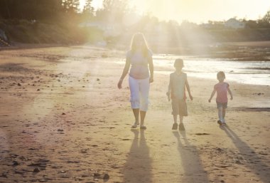 Anne ve çocuk Sahilde yürüyüş