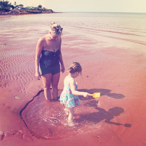 Mãe e donghter andando na praia — Fotografia de Stock