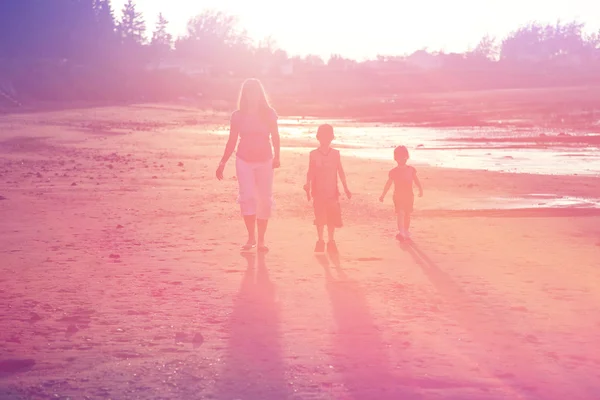 Mãe e crianças andando na praia — Fotografia de Stock