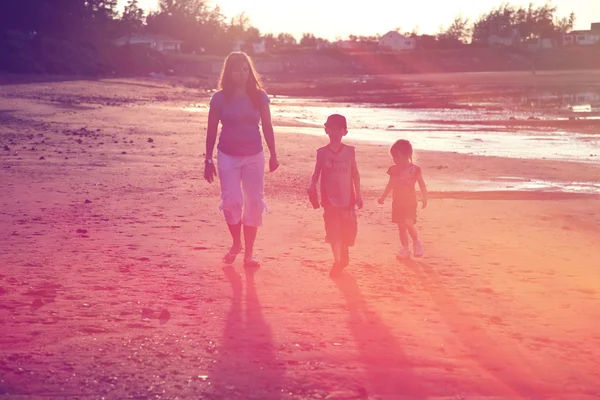 Mãe e crianças andando na praia — Fotografia de Stock