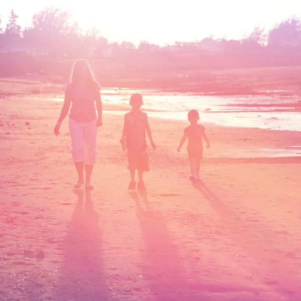 Mãe e crianças andando na praia — Fotografia de Stock