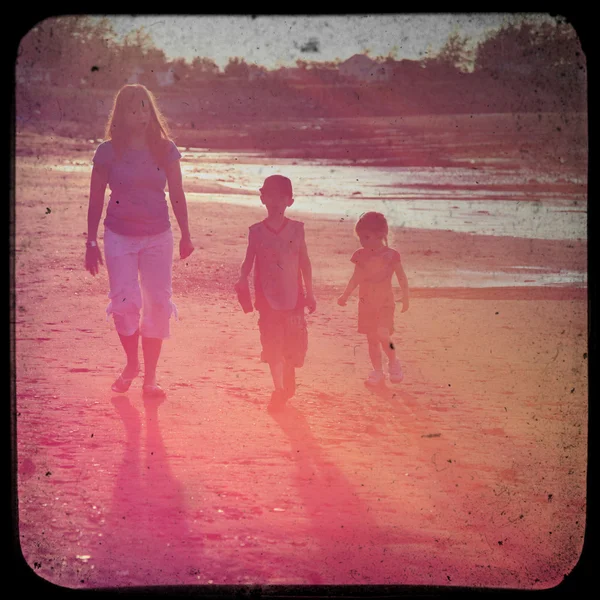 어머니와 해변에 산책 하는 아이 들 — 스톡 사진