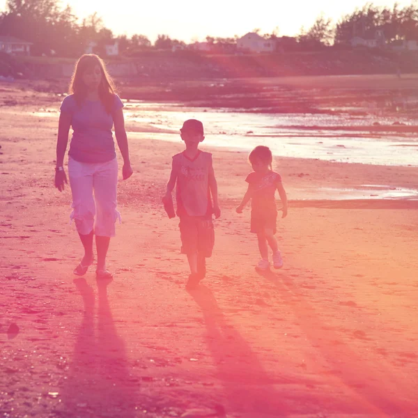 Mãe e crianças andando na praia — Fotografia de Stock