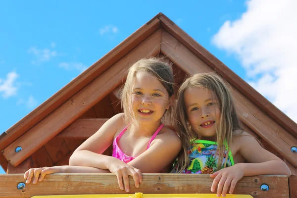 Entzückende kleine Mädchen im Sommer draußen — Stockfoto