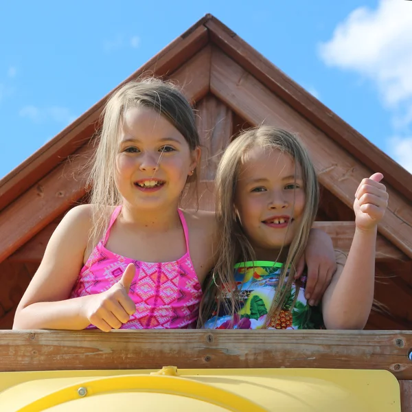 Adorabile bambine all'aperto in estate — Foto Stock