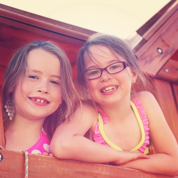 Bedårande små flickor utomhus i sommar — Stockfoto