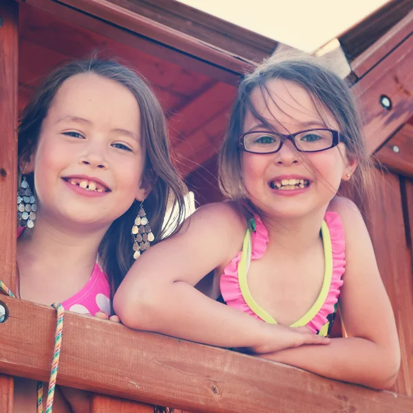 Adoráveis meninas ao ar livre no verão — Fotografia de Stock