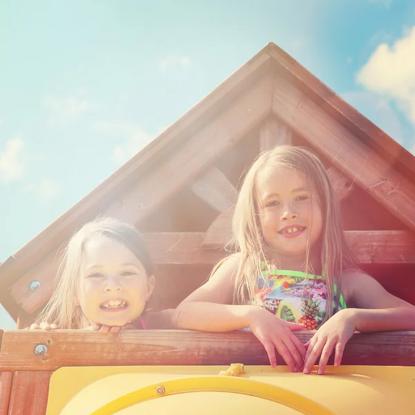 Очаровательные маленькие девочки на открытом воздухе летом — стоковое фото