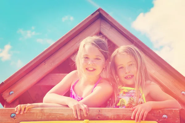 Adorables petites filles en plein air en été — Photo