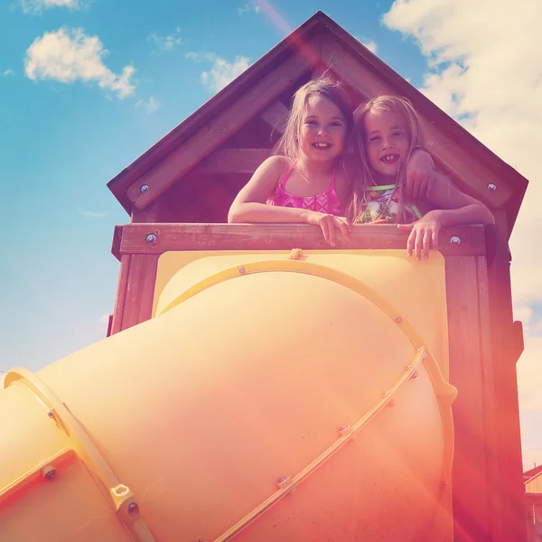 Очаровательные маленькие девочки на открытом воздухе летом — стоковое фото