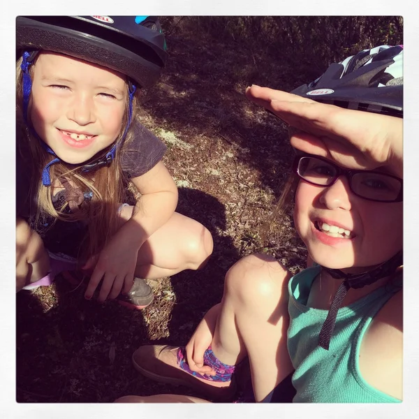 Två flickor att ha kul tillsammans geocaching — Stockfoto