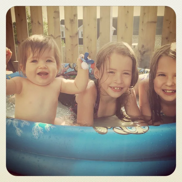 Crianças brincando na piscina — Fotografia de Stock