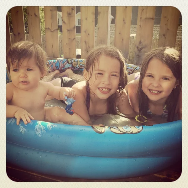 Enfants jouant dans la piscine — Photo