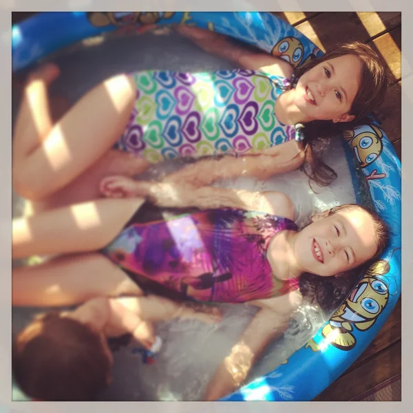 Bambine in posa in piscina — Foto Stock