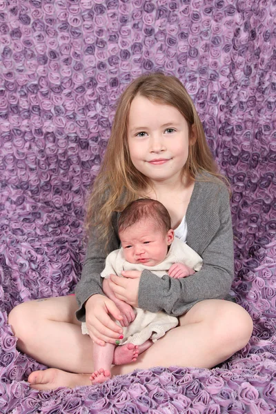 Menina com bebê no estúdio — Fotografia de Stock