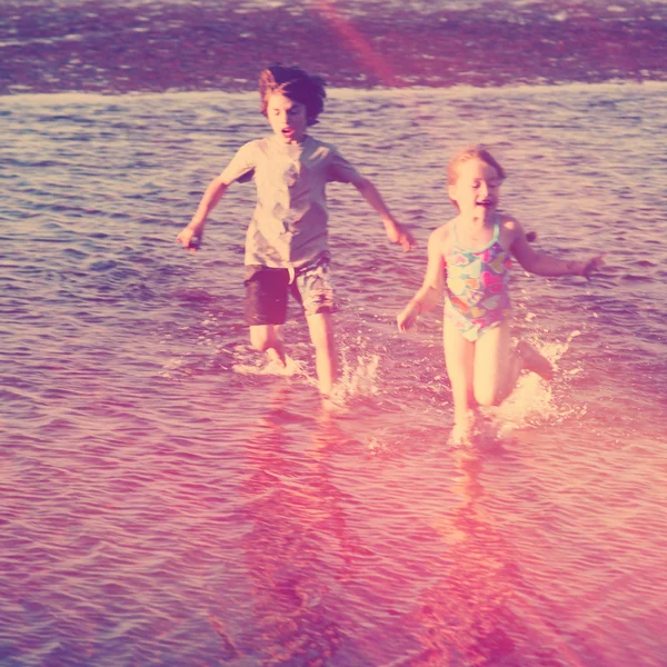 Enfants courant dans l'eau — Photo