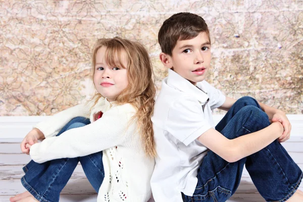 Hermano pequeño y hermana en el estudio — Foto de Stock