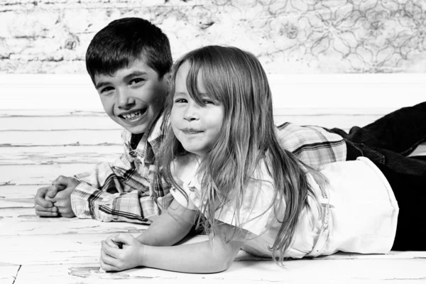 Little brother and Sister lying on the floor — Stock Photo, Image