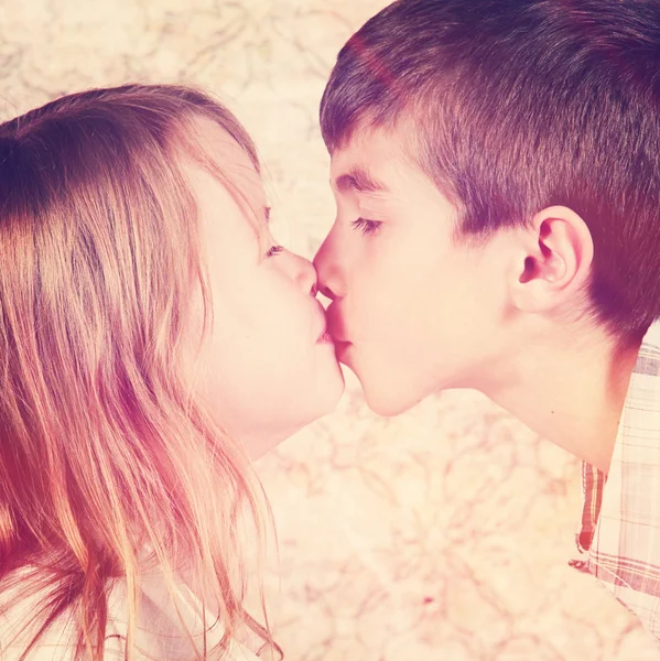 Couple of kids kissing — Stock Photo, Image