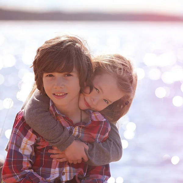 Fratello e sorella abbracciare — Foto Stock