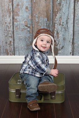 Havacı kask içinde küçük çocuk