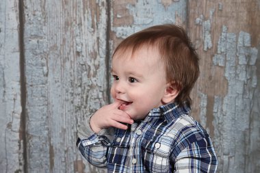 Parmağını ağzına küçük çocuk