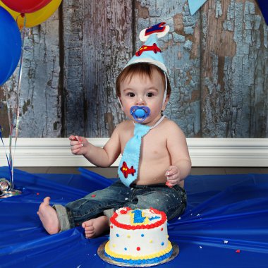 Emzik ile küçük çocuk